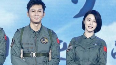 《空天獵》首映禮，范冰冰鉆戒再次閃瞎催婚黨，哪顆才是李晨求婚最愛？