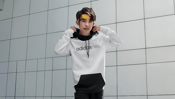 adidas neo全球首位青年創(chuàng)意官，易烊千璽百變?cè)煨蜐M滿正能量