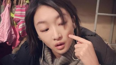 周冬雨燈光下自拍展酷女孩本色  網(wǎng)友：她根本配不上余文樂？