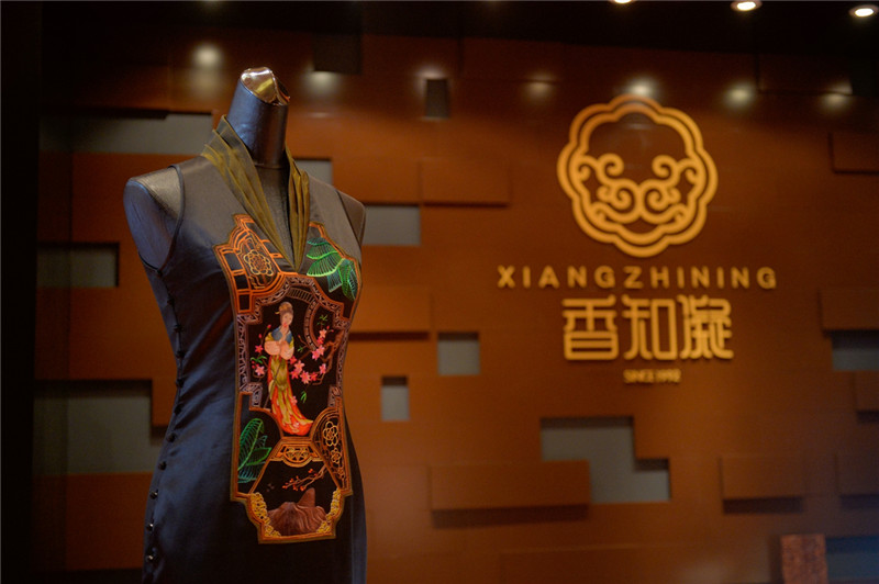 中國高級(jí)定制服裝品牌“香知凝”成為2014 APEC女性領(lǐng)袖峰會(huì)唯一官方指定高級(jí)定制品牌