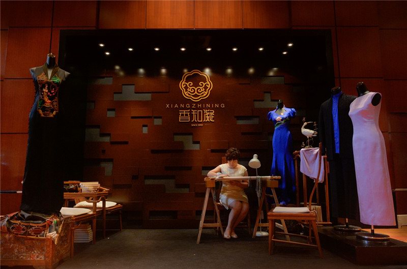 中國高級(jí)定制服裝品牌“香知凝”成為2014 APEC女性領(lǐng)袖峰會(huì)唯一官方指定高級(jí)定制品牌