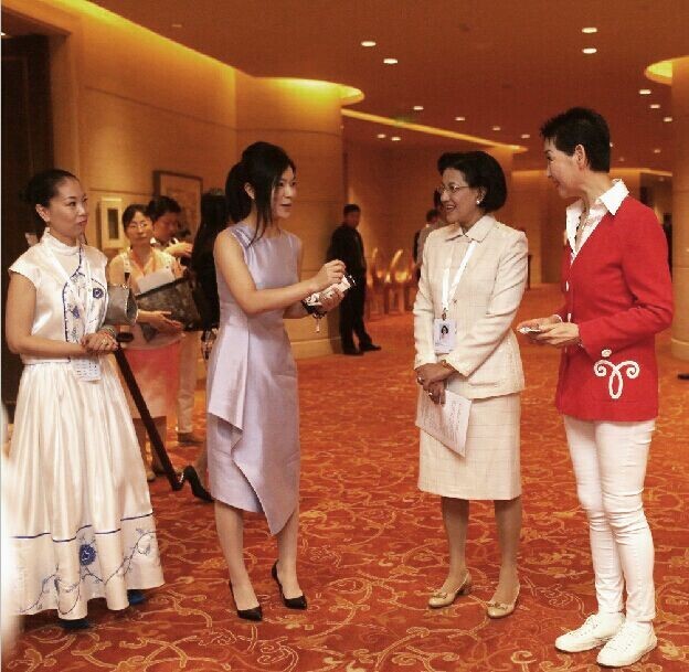 中國高級(jí)定制服裝品牌“香知凝”成為2014 APEC女性領(lǐng)袖峰會(huì)唯一官方指定高級(jí)定制品牌