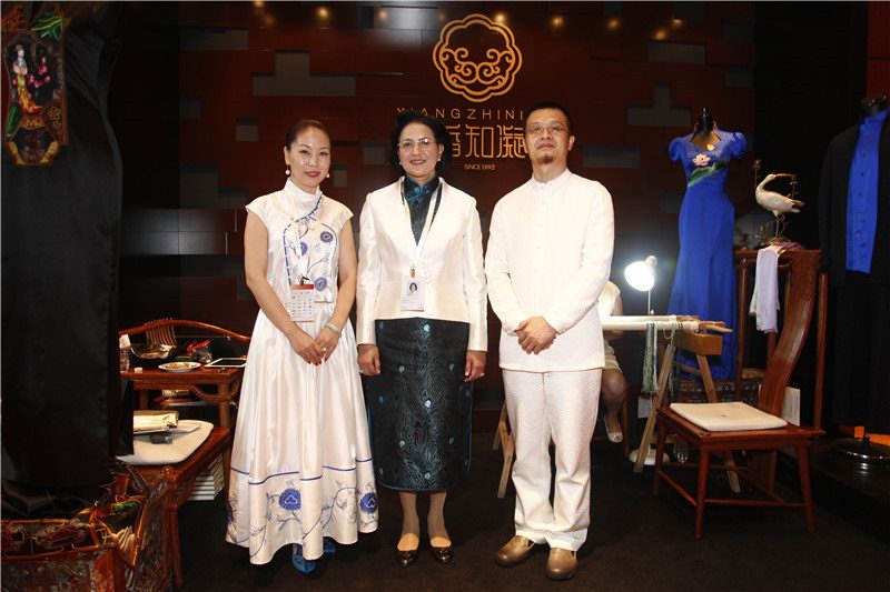 中國高級(jí)定制服裝品牌“香知凝”成為2014 APEC女性領(lǐng)袖峰會(huì)唯一官方指定高級(jí)定制品牌