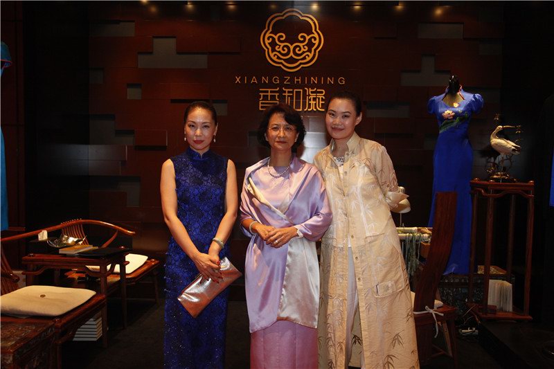 中國高級(jí)定制服裝品牌“香知凝”成為2014 APEC女性領(lǐng)袖峰會(huì)唯一官方指定高級(jí)定制品牌
