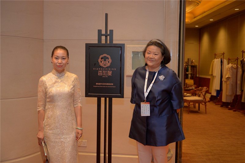 中國高級(jí)定制服裝品牌“香知凝”成為2014 APEC女性領(lǐng)袖峰會(huì)唯一官方指定高級(jí)定制品牌