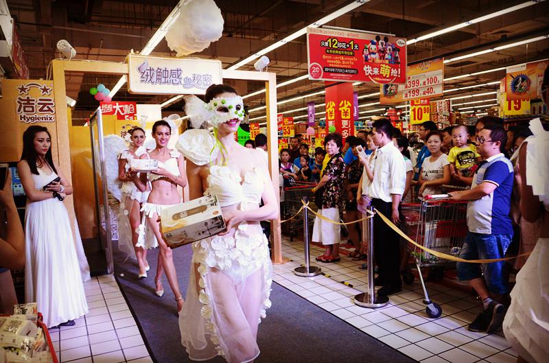史上首場紙內衣秀上演，助力潔云絨觸感新品上市