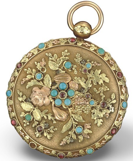1816年誕生的懷表，黃金制成，花卉圖案雕飾表殼，綠松石和石榴石鑲嵌貼花。機刻雕花表盤綴有羅馬數(shù)字刻度。