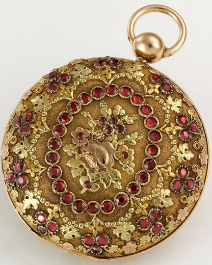 1817年誕生的懷表，黃金制成，花卉圖案雕飾表殼，石榴石鑲嵌貼花。機刻雕花表盤綴有羅馬數(shù)字刻度。