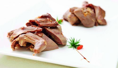 選料考究的五香熏鴿帶來(lái)層層咀嚼的曼妙滋味
