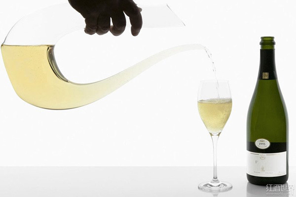 美酒課堂：白葡萄酒也需要醒酒嗎？ 