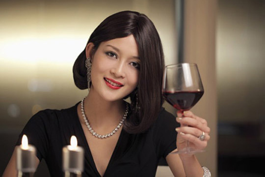 氣質(zhì)女人如何優(yōu)雅地拿酒杯？