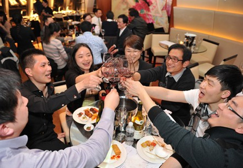 美酒課堂：倒紅酒憑什么不能倒?jié)M杯？