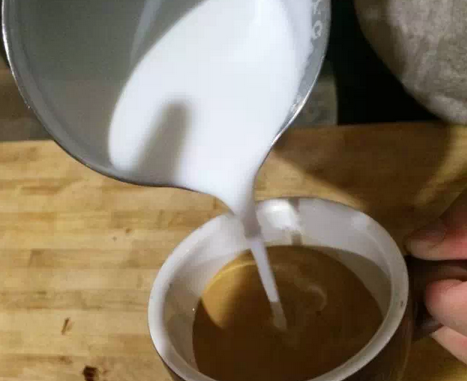 圖文教學：如何在家做出精美的咖啡拉花？