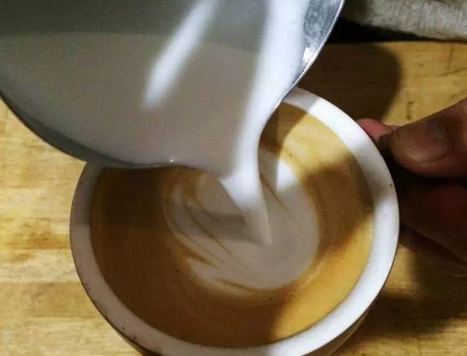 圖文教學：如何在家做出精美的咖啡拉花？