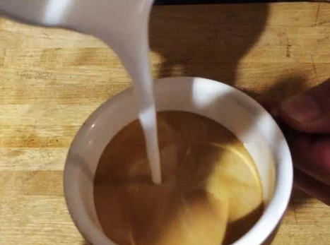 圖文教學：如何在家做出精美的咖啡拉花？