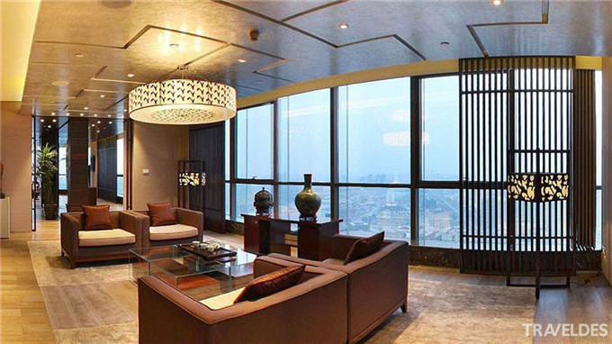 距美國駐華大使館僅1公里的金茂威斯汀大酒店幾成接待美國政要的“慣例”之地，2008年開業(yè)不久就迎來到京觀看奧運(yùn)會開幕式的美國前總統(tǒng)小布什一家老校2009年履新國務(wù)卿的前第一夫人希拉里·克林頓也下榻這里。種類繁多的客房定將使客人的住宿成為一次放松身心、恢復(fù)活力的難忘體驗(yàn)。金茂北京威斯汀大飯店共有550間寬敞客房，面積從40至320平米不等。溫暖色調(diào)的時(shí)尚家具將為每位客人帶來一種神清氣爽的溫馨感受，其中包括標(biāo)志性的“天夢之床”和熱帶雨林淋浴系統(tǒng)?？头吭O(shè)施包括無線高速因特網(wǎng)接入、純平互動電視、視聽系統(tǒng)、IP電話以及茶點(diǎn)中心。
