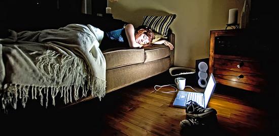 去找出租沙發(fā)的住家當(dāng)沙發(fā)客（couch surfing），已成為一種常見(jiàn)旅行方式