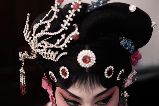 每一出昆曲都匯集了多種中國傳統(tǒng)技藝，他們相輔相成，共同成就了這項美輪美奐的藝術(shù)。