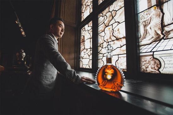 路易十三品鑒官蔣呈彥感懷于城堡的歷史人文底蘊(yùn)，不禁陷入沉思。