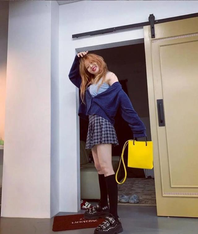 泫雅學院風搭配