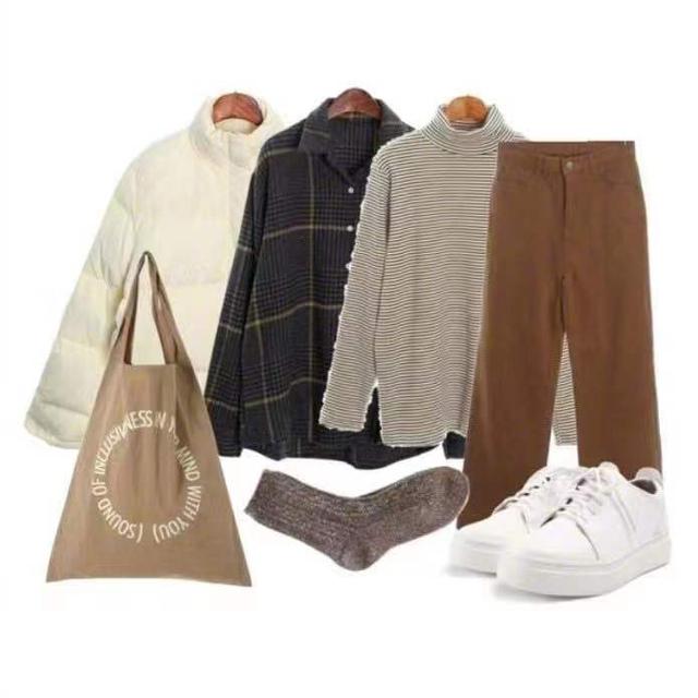 白色羽絨服 高領(lǐng)毛衣 休閑褲