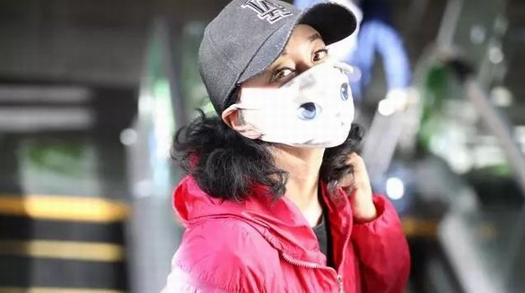 63歲劉曉慶為了扮嫩拼了：紅衣搭貓咪印花口罩，居然對著攝影師撒嬌賣萌