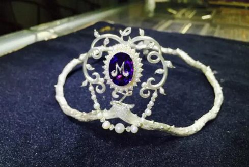曾為無數(shù)女神設(shè)計皇冠的設(shè)計師龍梓嘉，無數(shù)女性因為他的設(shè)計而傾倒