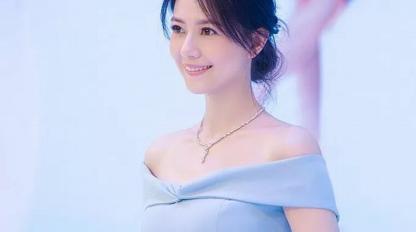 高圓圓否認懷孕，女神一身淡藍色禮服參加活動美出天際！