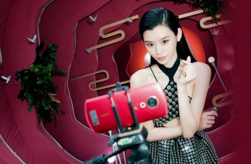 超模也種草！美圖T9“俘獲”奚夢(mèng)瑤，時(shí)尚大片膚白腿長(zhǎng)吸睛十足！