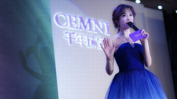 清涼裝不畏寒冬，林志玲化身“紅娘”為新人見證“愛情誓言”