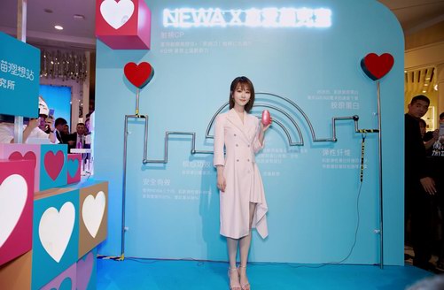 楊紫出席以色列NEWA家用射頻美容儀的活動，緊致少女肌令人羨慕。