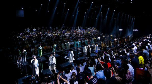 設(shè)計(jì)無(wú)界，產(chǎn)業(yè)互聯(lián)—— 2019海寧中國(guó)國(guó)際時(shí)裝周邁向新時(shí)代
