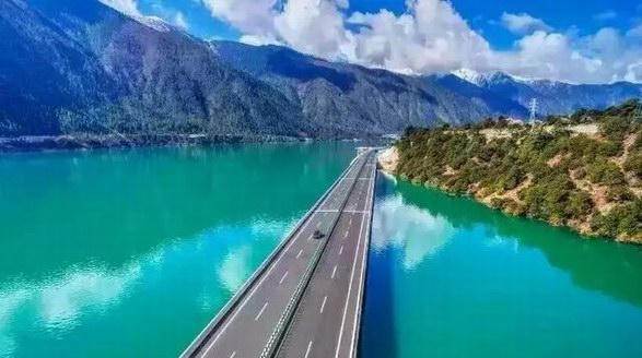 拉林公路：中國唯一不收費的“高速公路”，夏天自駕美爆了
