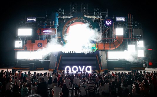 nova游樂園限時開放，關(guān)曉彤化身夜拍精靈現(xiàn)場助陣