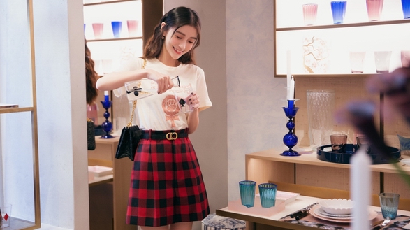 Angelababy亮相巴黎時裝周，T恤搭配格紋短裙少女感滿滿