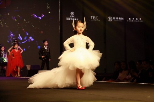 2019，“聚 融合時(shí)尚 · 無(wú)界之夜”的一臺(tái)大戲