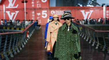 LV聯(lián)手抖音上演2021春夏男裝大秀，開啟高端奢侈品直播新潮流