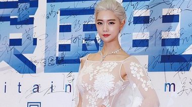 clara克拉拉真空上陣性感開(kāi)掛，白發(fā)搭配透視裝完爆眾女星