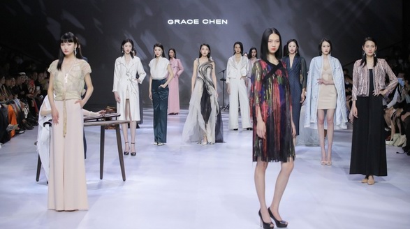 “把琴棋書(shū)畫(huà)穿在身上，原來(lái)是這樣?。　薄狦RACE CHEN2021 SS中國(guó)風(fēng)雅·琴系列