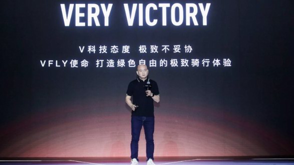 與行業(yè)拉大距離，雅迪VFLY或?qū)⒙氏认硎茈妱?dòng)車行業(yè)高端紅利