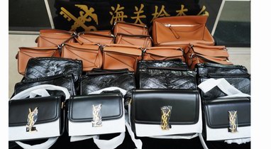 全是假貨！拱北口岸查獲25個“LOEWE”“YSL”奢侈品包袋