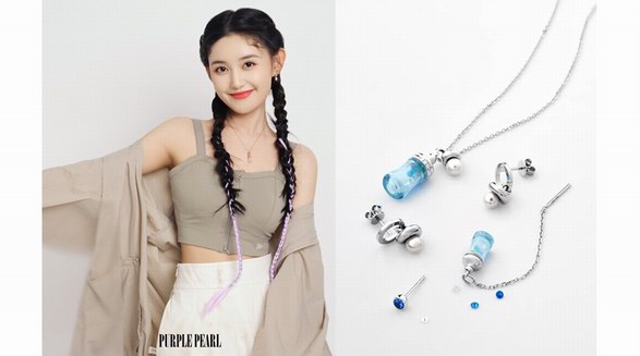 少女初長(zhǎng)成，蔣依依佩戴鉑金項(xiàng)鏈帶來(lái)夏日無(wú)限流光
