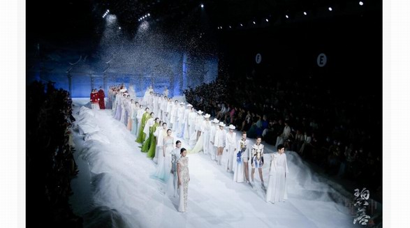 乾坤流轉(zhuǎn)，碧落芳華——熊英·蓋婭傳說 |【乾坤·碧落】2023SS中國國際時(shí)裝周發(fā)布會開幕大秀圓滿舉行