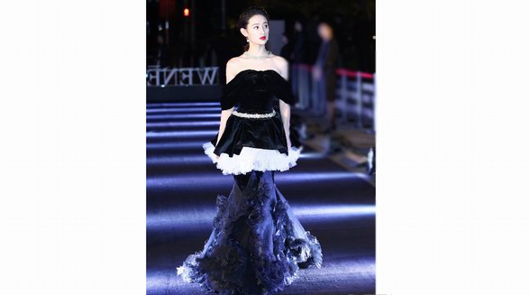 郭曉婷劇拋臉霸屏，高級時尚感駕馭各種風(fēng)格