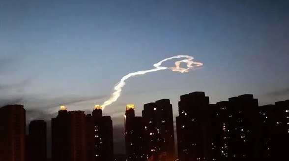 山西天空現(xiàn)巨型玫瑰云，是火箭云嗎？