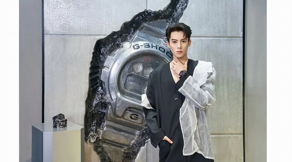 點(diǎn)燃炙熱火焰，王鶴棣攜G-SHOCK「小紅焱」系列燃爆街頭潮流