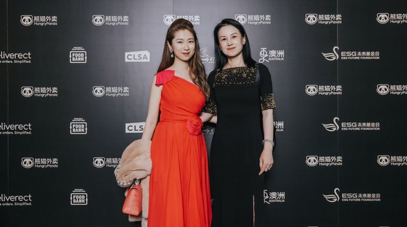 華裔設(shè)計(jì)師Viceta Wang將中式時(shí)尚帶到“金熊貓”頒獎(jiǎng)盛典