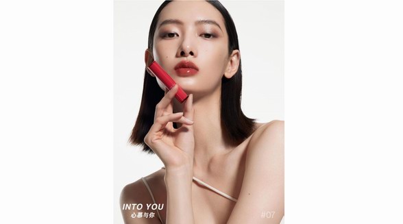 INTO YOU心慕與你攜手超模CIci帶來全新融點口紅，詮釋溫柔自有光！