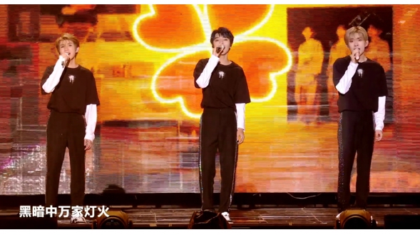 TFBOYS十周年演唱會落地西安，身著VOBA聯(lián)名紀念T恤驚喜亮相