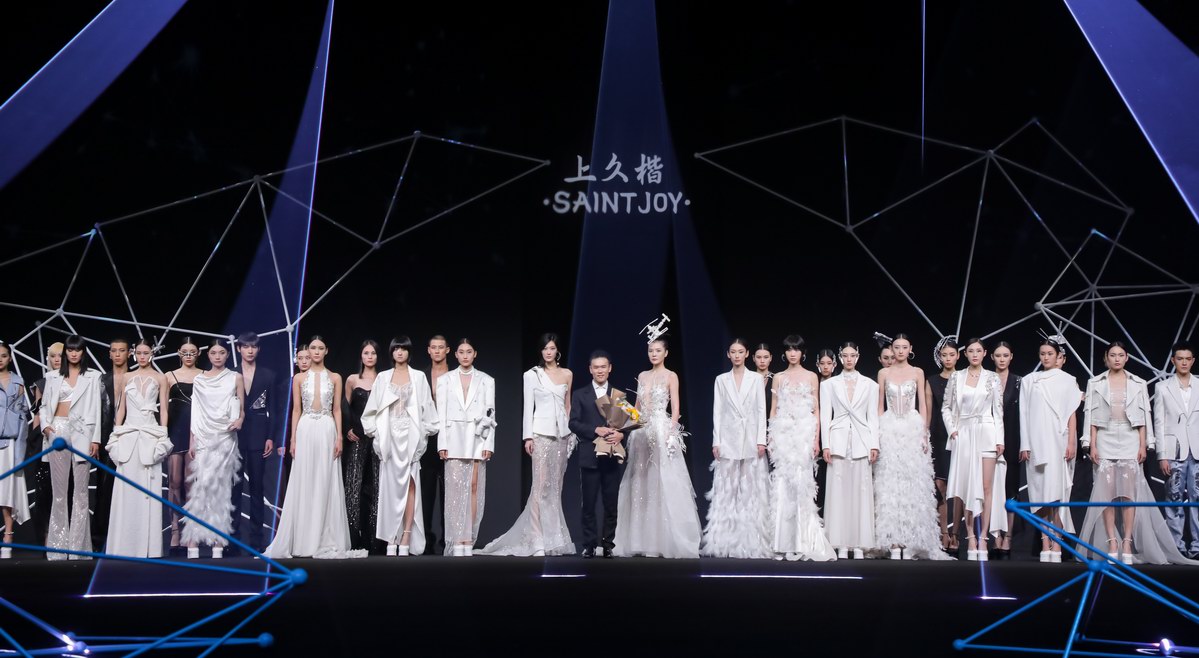 當(dāng)非遺遇上科技能有多酷炫——上久楷·邊惠中2024春夏高級(jí)定制全新系列精彩上演